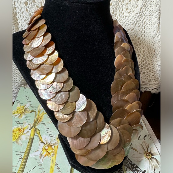 Mother of Pearl scalloped pink reflective necklace. - Picture 2 of 8